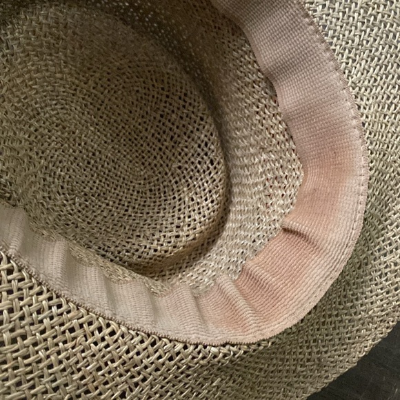 The straw summer hat with red ribbon decor in good condition - Picture 10 of 12